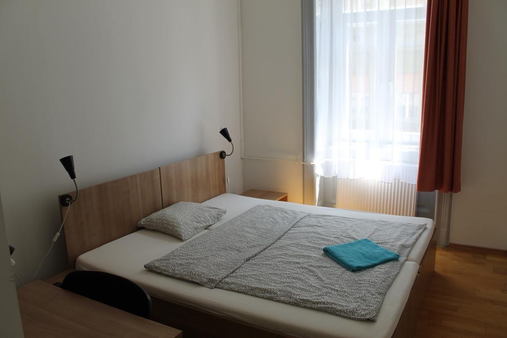 Capital Guesthouse บูดาเปสต์ ภายนอก รูปภาพ